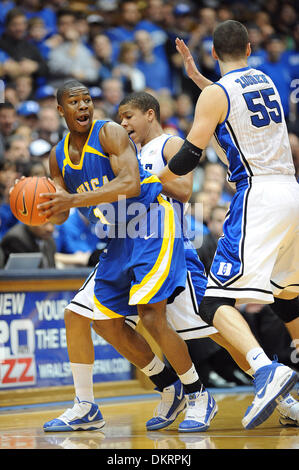 25. Februar 2010 - Durham, North Carolina; USA - Duke Blue Devils (55) BRIAN ZOUBEK Wachen Tulsa Golden Hurricane (1) BEN UZOH, wie er in den Korb als der Duke University Blue Devils-Niederlage der Tulsa Golden Hurricane mit einem Endstand von 70-52 fährt wie sie im Cameron Indoor Stadium befindet sich in Durham gespielt.  Copyright 2010 Jason Moore. (Kredit-Bild: © Jason Moore/ZUMApress.com) Stockfoto