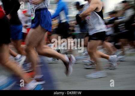 27. Februar 2010 - Tampa, Florida, USA - TP 318874 FOUN RUNNING 1.EDMUND D. Brunnen | Zeiten. (27.02.2010 Tampa) Läufer nehmen Sie zu Beginn des 2010 Gasparilla Abstand Classic 15k auf Platt Street in Tampa am 27. Februar 2010 ausgeführt. Das Rennen gewann Austin Richmond.  [EDMUND D. Brunnen, mal] (Kredit-Bild: © St. Petersburg Times/ZUMApress.com) Stockfoto