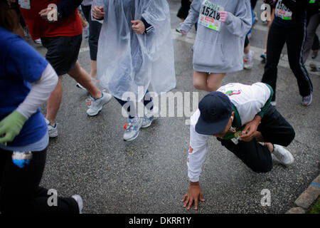 27. Februar 2010 - Tampa, Florida, USA - TP 318874 FOUN RUNNING 11.EDMUND D. Brunnen | Zeiten. (27.02.2010 Tampa) Ein Läufer nimmt einen Überlauf in regnerischen, rutschigen Bedingungen der 2010 Gasparilla Abstand Classic 5k run auf Platt Street in Tampa am 27. Februar 2010 ab.  [EDMUND D. Brunnen, mal] (Kredit-Bild: © St. Petersburg Times/ZUMApress.com) Stockfoto