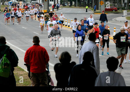 27. Februar 2010 - Tampa, Florida, USA - TP 318874 FOUN RUNNING 14.EDMUND D. Brunnen | Zeiten. (27.02.2010 Tampa) Zuschauer beobachten Läufer 2010 Gasparilla Abstand 15 k Rennen am Bayshore Boulevard in Tampa am 27. Februar 2010 zu konkurrieren. Das Rennen gewann Austin Richmond.  [EDMUND D. Brunnen, mal] (Kredit-Bild: © St. Petersburg Times/ZUMApress.com) Stockfoto