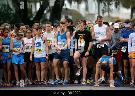 27. Februar 2010 - Tampa, Florida, USA - TP 318874 FOUN RUNNING 15.EDMUND D. Brunnen | Zeiten. (27.02.2010 Tampa) Läufer der Gasparilla 5k Rennen warten auf Platt Street in Tampa am 27. Februar 2010 beginnen. Das Rennen wurde von Ben Martucci, der Brooksville gewonnen.  [EDMUND D. Brunnen, mal] (Kredit-Bild: © St. Petersburg Times/ZUMApress.com) Stockfoto