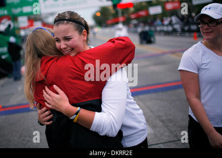 27. Februar 2010 - Tampa, Florida, USA - TP 318874 FOUN RUNNING 9.EDMUND D. Brunnen | Zeiten. (27.02.2010 Tampa) Ashley Sicard, 22, wird emotional, wie sie das Gasparilla Abstand Classic 15 k in Tampa am 27. Februar 2010 beendet. Sicard und ihre Freundin Guin Shaw (Cq), 20, Aat rechts, sind beide Ruderer nicht Läufer. '' Wir rannten wie einst dafür,'' sagte Sicard.    [EDMUND D. Brunnen, Tim Stockfoto