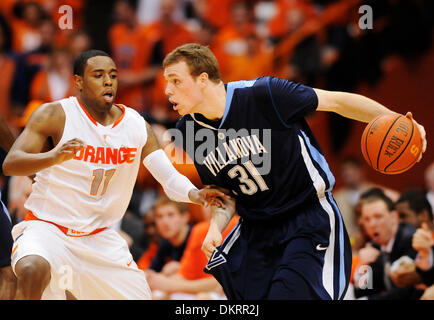 27. Februar 2010: Villanova vorwärts Taylor King (31) und Syrakus bewachen Scoop Jardine (11) bei der Carrier Dome in Aktion. Syrakus besiegt Villanova 95-77 in einem Spiel der Big East Conference, im Carrier Dome in Syracuse, New York. (Kredit-Bild: © Alan Schwartz/Cal Sport Media/ZUMApress.com) Stockfoto