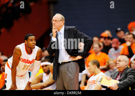 27. Februar 2010: Syrakus Head Coach Jim Boeheim und Syrakus Scoop Jardine (11) bewachen diskutieren Strategie während des Spiels Villanova. Syrakus besiegt Villanova 95-77 in einem Spiel der Big East Conference, im Carrier Dome in Syracuse, New York. (Kredit-Bild: © Alan Schwartz/Cal Sport Media/ZUMApress.com) Stockfoto