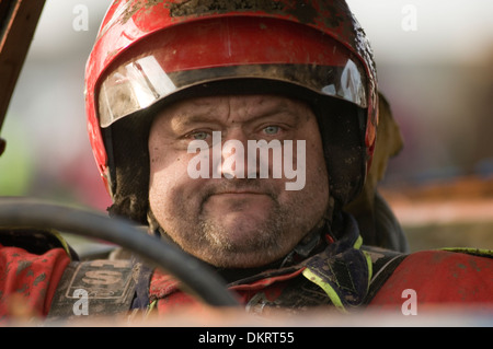 Banger Racer Fahrer Rennwagen Stock-Car Rennen Rennen Demo Abriss Zerstörung Derbys Derby Sturzhelm offenes Gesicht konfrontiert Ruder Stockfoto