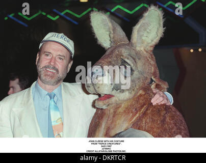 JOHN CLEESE MIT SEINEM KOSTÜM. VON '' HEFTIGE CREATURES''.24/01/1997.J27B9AC Stockfoto