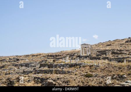 Teil restaurierte Tempel der Isis mit Blick auf die Insel Delos Landschaft, Delos, Kykladen, Griechenland Stockfoto