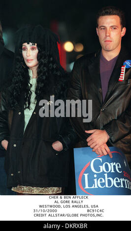 31. Oktober 2000 - WESTWOOD, LOS ANGELES, USA - CHER & BEN AFFLECK. AL GORE RALLYE. WESTWOOD, LOS ANGELES, USA.31/10/2000.BC91C4C. Kredit (Kredit-Bild: © Globe Photos/ZUMAPRESS.com) Stockfoto