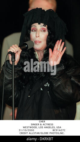 31. Oktober 2000 - WESTWOOD, LOS ANGELES, USA - CHER. SÄNGERIN & SCHAUSPIELERIN. WESTWOOD, LOS ANGELES, USA.31/10/2000.BC91A27C. Kredit (Kredit-Bild: © Globe Photos/ZUMAPRESS.com) Stockfoto