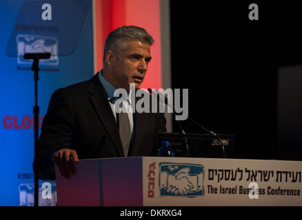Tel Aviv, 9. Dezember 2013. Israelische Finanzminister Yair Lapid befasst sich der 2013 Israel Business Konferenz im David InterContinental Hotel in Tel Aviv, Israel, am 8. Dezember 2013. Der jährliche Globen Business Konferenz, Dez. 8-9, befasst sich mit den wirtschaftlichen Herausforderungen im Jahr 2013 und soll Maßnahmen und Lösungen für eine bessere Zukunft zu erreichen. Die zweitägige Konferenz wird von mehr als 3.000 Teilnehmer aus Israel und der ganzen Welt besucht werden. Bildnachweis: Xinhua/Alamy Live-Nachrichten Stockfoto