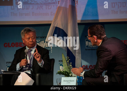 Tel Aviv, 9. Dezember 2013. Jin Liqun (L), Vorsitzender des Vorstands der China International Capital Corporation Limited, befasst sich eine Konferenz unter dem Motto "die Weltwirtschaft im Jahr 2014, echte Erholung oder künstliche Beatmung" während der Eröffnungsfeier der 2013 Israel Business Konferenz im David InterContinental Hotel in Tel Aviv, Israel, am 8. Dezember 2013. Der jährliche Globen Business Konferenz, Dez. 8-9, befasst sich mit den wirtschaftlichen Herausforderungen im Jahr 2013 und soll Maßnahmen und Lösungen für eine bessere Zukunft zu erreichen. Bildnachweis: Xinhua/Alamy Live-Nachrichten Stockfoto