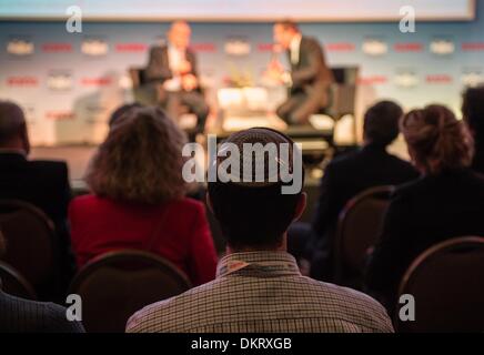 Tel Aviv, 9. Dezember 2013. Ein Mann mit einer Kippa besucht die 2013 Israel Business Conference im David InterContinental Hotel in Tel Aviv, Israel, am 8. Dezember 2013. Der jährliche Globen Business Konferenz, Dez. 8-9, befasst sich mit den wirtschaftlichen Herausforderungen im Jahr 2013 und soll Maßnahmen und Lösungen für eine bessere Zukunft zu erreichen. Die zweitägige Konferenz wird von mehr als 3.000 Teilnehmer aus Israel und der ganzen Welt besucht werden. Bildnachweis: Xinhua/Alamy Live-Nachrichten Stockfoto