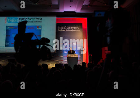 Tel Aviv, 9. Dezember 2013. Israelische Finanzminister Yair Lapid befasst sich der 2013 Israel Business Konferenz im David InterContinental Hotel in Tel Aviv, Israel, am 8. Dezember 2013. Der jährliche Globen Business Konferenz, Dez. 8-9, befasst sich mit den wirtschaftlichen Herausforderungen im Jahr 2013 und soll Maßnahmen und Lösungen für eine bessere Zukunft zu erreichen. Die zweitägige Konferenz wird von mehr als 3.000 Teilnehmer aus Israel und der ganzen Welt besucht werden. Bildnachweis: Xinhua/Alamy Live-Nachrichten Stockfoto