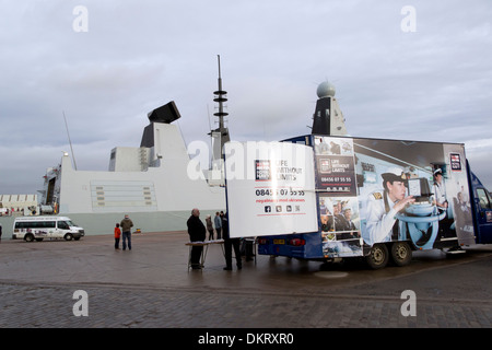 Royal Navy Rekrutierung Anhänger am King George V Dockyard Fluss Clyde mit HMS Defender im Hintergrund Glasgow Schottland, Vereinigtes Königreich Stockfoto