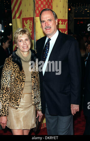 JOHN CLEESE & ALICE.COMEDIAN,ACTOR & FRAU. HOLLYWOOD, LA,USA.14/11/2001.BN13C24C. 2001 Stockfoto