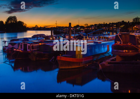 Lastkähne und Hausboote auf der Themse in der Abenddämmerung Stockfoto