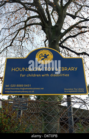 Hounslow Spielzeug Bibliothek Zeichen, in der Bibliothek ausleihen Spielzeug für behinderte Kinder in Hounslow, Middlesex, england Stockfoto