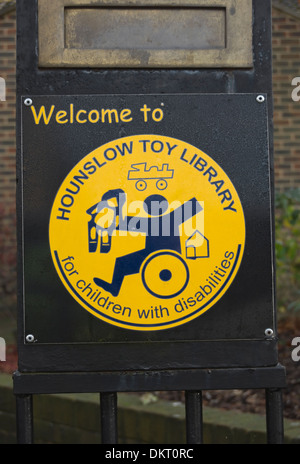Herzlich Willkommen Sie in Hounslow Spielzeug Bibliothek Zeichen, in der Bibliothek ausleihen Spielzeug für behinderte Kinder in Hounslow, Middlesex, england Stockfoto