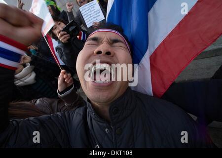 London, UK, UK. 9. Dezember 2013. Thais demonstrieren vor dem House Of Lords zur Unterstützung der Massendemonstrationen gegen die Premierministerin Yingluck Shinawatra Regierung. Thailändische Parlament wurde von Premierminister Shinawatra aufgelöst und als Wahl bezeichnet, nach anhaltenden Protesten in der Hauptstadt Bangkok. Dieser Schritt kommt nachdem alle Opposition MPs vom Parlament am Sonntag zurückgetreten und Demonstranten wieder am Government House marschierten. Bildnachweis: Gail Orenstein/ZUMAPRESS.com/Alamy Live-Nachrichten Stockfoto