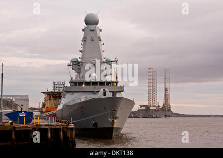 Dundee, Schottland, Vereinigtes Königreich. 9. Dezember 2013. Royal Navy HMS Duncan ist das modernste und State-Of-The-Art Art 45 Zerstörer kam am 6. Dezember 2013 und festgemacht an König George V Docks in Dundee für 3 Tage. Am Wochenende gab es mehr als 3.000 Besucher an Bord das Schiff bereisen. Sie trägt den Namen nach Admiral Adam Duncan, die 1797, die niederländische Flotte in der Schlacht von Camperdown besiegt; ein Name, der noch in der Stadt mit Park, Haus und Straße schwingt alle Rückbesinnung auf diesen berühmten Sieg Credit: Dundee Photographics / Alamy Live News Stockfoto