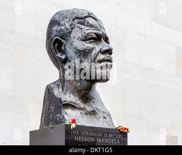 Floral Hommagen an der Skulptur von Präsident Nelson Mandela, südafrikanischer ikonischen Führer, auf der South Bank, London Stockfoto