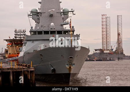 Dundee, Schottland, Vereinigtes Königreich. 9. Dezember 2013. Royal Navy HMS Duncan ist das modernste und State-Of-The-Art Art 45 Zerstörer kam am 6. Dezember 2013 und festgemacht an König George V Docks in Dundee für 3 Tage. Am Wochenende gab es mehr als 3.000 Besucher an Bord das Schiff bereisen. Sie trägt den Namen nach Admiral Adam Duncan, die 1797, die niederländische Flotte in der Schlacht von Camperdown besiegt; ein Name, der noch in der Stadt mit Park, Haus und Straße schwingt alle Rückbesinnung auf diesen berühmten Sieg Credit: Dundee Photographics / Alamy Live News Stockfoto