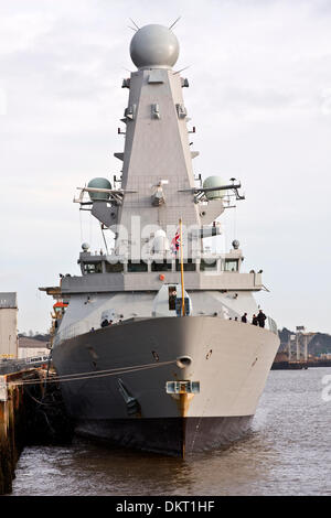 Dundee, Schottland, Vereinigtes Königreich. 9. Dezember 2013. Royal Navy HMS Duncan ist das modernste und State-Of-The-Art Art 45 Zerstörer kam am 6. Dezember 2013 und festgemacht an König George V Docks in Dundee für 3 Tage. Am Wochenende gab es mehr als 3.000 Besucher an Bord das Schiff bereisen. Sie trägt den Namen nach Admiral Adam Duncan, die 1797, die niederländische Flotte in der Schlacht von Camperdown besiegt; ein Name, der noch in der Stadt mit Park, Haus und Straße schwingt alle Rückbesinnung auf diesen berühmten Sieg Credit: Dundee Photographics / Alamy Live News Stockfoto