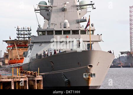 Dundee, Schottland, Vereinigtes Königreich. 9. Dezember 2013. Royal Navy HMS Duncan ist das modernste und State-Of-The-Art Art 45 Zerstörer kam am 6. Dezember 2013 und festgemacht an König George V Docks in Dundee für 3 Tage. Am Wochenende gab es mehr als 3.000 Besucher an Bord das Schiff bereisen. Sie trägt den Namen nach Admiral Adam Duncan, die 1797, die niederländische Flotte in der Schlacht von Camperdown besiegt; ein Name, der noch in der Stadt mit Park, Haus und Straße schwingt alle Rückbesinnung auf diesen berühmten Sieg Credit: Dundee Photographics / Alamy Live News Stockfoto