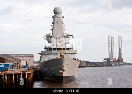 Dundee, Schottland, Vereinigtes Königreich. 9. Dezember 2013. Royal Navy HMS Duncan ist das modernste und State-Of-The-Art Art 45 Zerstörer kam am 6. Dezember 2013 und festgemacht an König George V Docks in Dundee für 3 Tage. Am Wochenende gab es mehr als 3.000 Besucher an Bord das Schiff bereisen. Sie trägt den Namen nach Admiral Adam Duncan, die 1797, die niederländische Flotte in der Schlacht von Camperdown besiegt; ein Name, der noch in der Stadt mit Park, Haus und Straße schwingt alle Rückbesinnung auf diesen berühmten Sieg Credit: Dundee Photographics / Alamy Live News Stockfoto