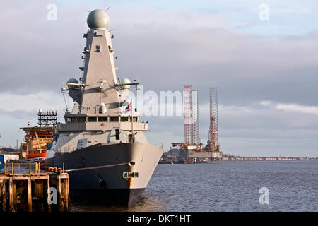 Dundee, Schottland, Vereinigtes Königreich. 9. Dezember 2013. Royal Navy HMS Duncan ist das modernste und State-Of-The-Art Art 45 Zerstörer kam am 6. Dezember 2013 und festgemacht an König George V Docks in Dundee für 3 Tage. Am Wochenende gab es mehr als 3.000 Besucher an Bord das Schiff bereisen. Sie trägt den Namen nach Admiral Adam Duncan, die 1797, die niederländische Flotte in der Schlacht von Camperdown besiegt; ein Name, der noch in der Stadt mit Park, Haus und Straße schwingt alle Rückbesinnung auf diesen berühmten Sieg Credit: Dundee Photographics / Alamy Live News Stockfoto