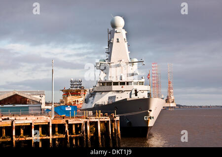 Dundee, Schottland, Vereinigtes Königreich. 9. Dezember 2013. Royal Navy HMS Duncan ist das modernste und State-Of-The-Art Art 45 Zerstörer kam am 6. Dezember 2013 und festgemacht an König George V Docks in Dundee für 3 Tage. Am Wochenende gab es mehr als 3.000 Besucher an Bord das Schiff bereisen. Sie trägt den Namen nach Admiral Adam Duncan, die 1797, die niederländische Flotte in der Schlacht von Camperdown besiegt; ein Name, der noch in der Stadt mit Park, Haus und Straße schwingt alle Rückbesinnung auf diesen berühmten Sieg Credit: Dundee Photographics / Alamy Live News Stockfoto