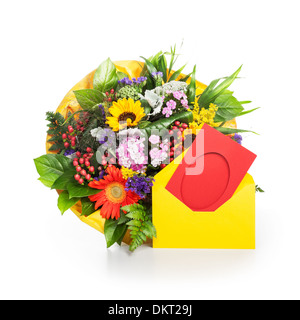 Bouquet von Sommerblumen mit gelben Umschlag und rote Karte auf weißem Hintergrund Stockfoto