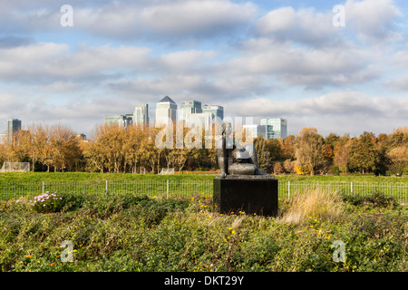 Ansicht von Canary Wharf aus Garten neben Island Gardens DLR Railway Station, Isle of Dogs, London Stockfoto