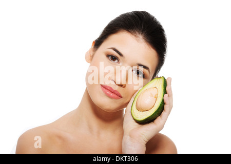 Schöne Frau Gesicht mit Avocado. Isoliert auf weiss. Stockfoto