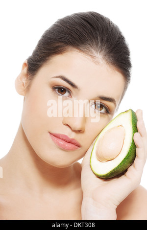 Schöne Frau Gesicht mit Avocado. Isoliert auf weiss. Stockfoto