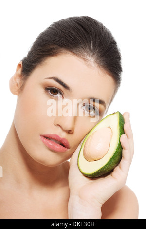 Schöne Frau Gesicht mit Avocado. Isoliert auf weiss. Stockfoto