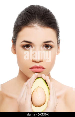 Schöne Frau Gesicht mit Avocado. Isoliert auf weiss. Stockfoto