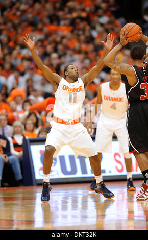 14. Februar 2010: Syrakus bewachen Scoop Jardine (11) in Aktion während des Spielens von Louisville.  Louisville besiegt Syrakus 66-60 in einem Big East Conference-Spiel bis an die Carrier Dome in Syracuse, New York. (Kredit-Bild: © Alan Schwartz/Cal Sport Media/ZUMApress.com) Stockfoto