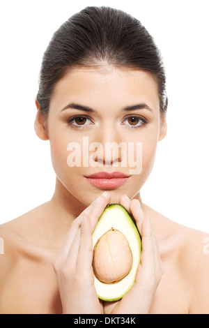 Schöne Frau Gesicht mit Avocado. Isoliert auf weiss. Stockfoto