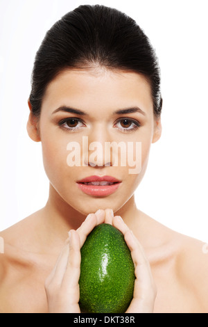 Schöne Frau Gesicht mit Avocado. Isoliert auf weiss. Stockfoto