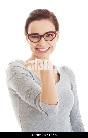 Casual Mädchen mit offener Handfläche vor. Isoliert auf weiss. Stockfoto