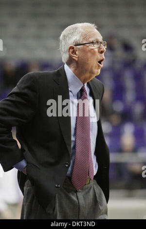 16. Februar 2010 Trainer - Fort Worth, Texas, USA - San Diego State-Kopf STEVE FISHER (rechts) spricht mit seinem Team bei den Azteken 68 51 Sieg bei Daniel Meyer Coliseum in Fort Worth. San Diego State 61 Prozent seiner Aufnahmen aus dem Gebiet, aber nur einen Dreipunkt-Korb gemacht.  (Kredit-Bild: © Robert Hughes/ZUMA Press) Stockfoto