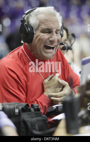 16. Februar 2010 - Fort Worth, Texas, USA - San Diego Staatssender TED LEITNER übernimmt das Fernsehen Live Kommentar Daniel Meyer Coliseum in Fort Worth. San Diego State 61 Prozent seiner Aufnahmen aus dem Gebiet, aber nur einen Dreipunkt-Korb gemacht. (Kredit-Bild: © Robert Hughes/ZUMA Press) Stockfoto