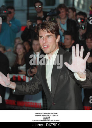 TOM CRUISE NACH HANDABDRUCK.'' MISSION IMPOSSIBLE'' LONDON.11/07/1996.G92A34C Stockfoto