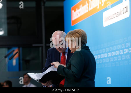 Berlin, Deutschland. 9. Dezember 2013. CDU kommt zusammen in Berlin, der Koalitionsvertrag zwischen CSU/CDU und SPD zu diskutieren. / Foto: Angela Merkel, Bundeskanzlerin und Volker Kauder (CDU), Vorsitzender der CDU-Landtagsfraktion, Credit: Reynaldo Chaib Paganelli/Alamy Live News Stockfoto