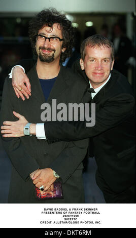 DAVID BADDIEL & FRANK SKINNER. MODERATOREN DES FANTASY-FOOTBALL.20/07/1999.S82E27C. Stockfoto