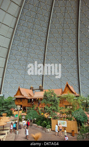 Brand, Deutschland. 29. November 2013. Besucher gehen durch eine Halle von tropischen Freizeitpark Tropical Islands in Brand, Deutschland, 29. November 2013. Foto: Patrick Pleul/Dpa/Alamy Live News Stockfoto