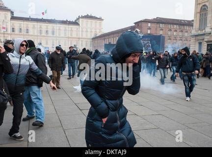 Italien-Turin-Piemont 9. Dezember 2013 Demonstration des 'Movimento dei Mistgabel' (Mistgabeln Bewegung) wie die gesamte italienische Halbinsel, die am schwierigsten in Turin interessiert. In den Bildern Spannung Moment in der Piazza Castello Credit: wirklich Easy Star/Alamy Live News Stockfoto