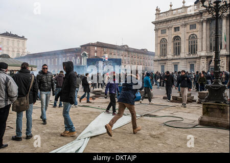 Italien-Turin-Piemont 9. Dezember 2013 Demonstration des 'Movimento dei Mistgabel' (Mistgabeln Bewegung) wie die gesamte italienische Halbinsel, die am schwierigsten in Turin interessiert. In den Bildern Spannung Moment in der Piazza Castello Credit: wirklich Easy Star/Alamy Live News Stockfoto