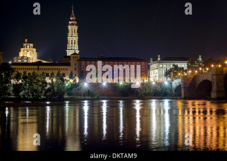 Steinerne Brücke und Kathedrale La Seo Turm Backgroung in Saragossa in der Nacht, Zaragoza, Aragon Stockfoto